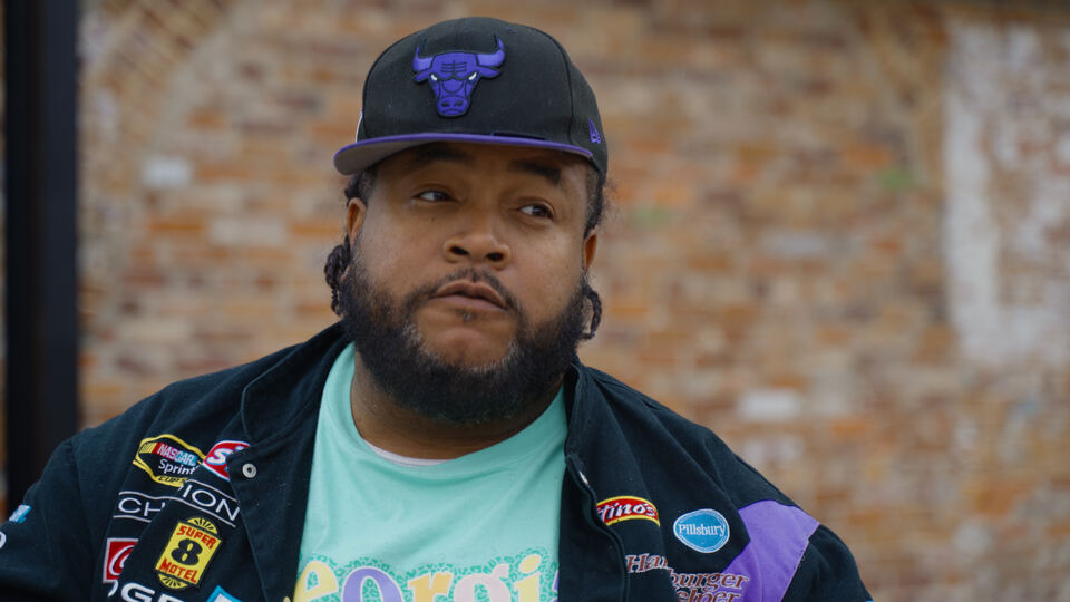 Side-eye in the Bulls cap